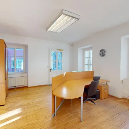 Repräsentative Gewerbeimmobilie mit Altbauflair in zentraler Lage - ca. 150 m² Raum für kreative Ideen! Gleich anrufen und begeistern lassen! - Bild 2