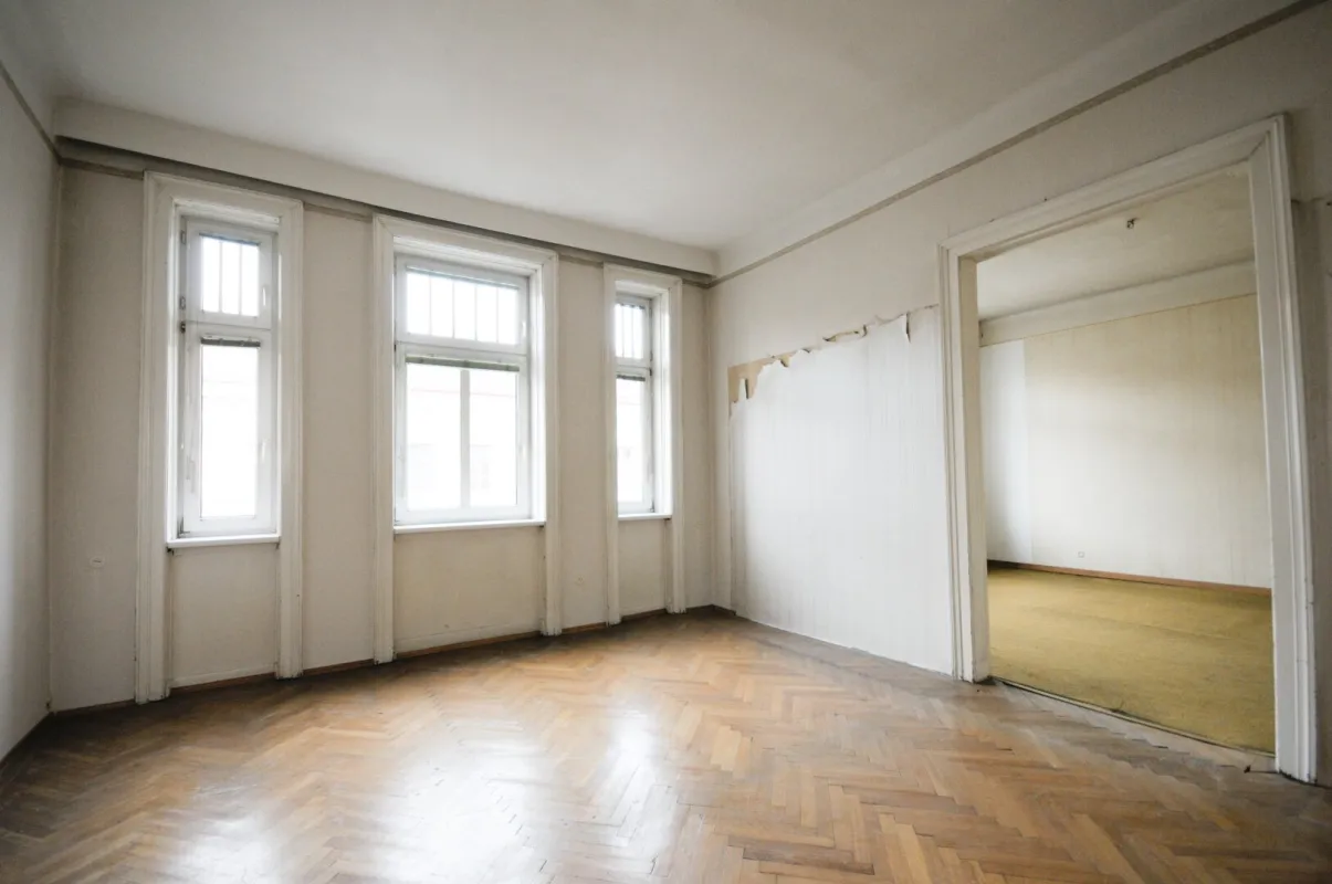 3-ZIMMER-ALTBAU MIT BALKON - SANIERUNGSBEDÜRFTIG IN TOP LAGE! - Bild 1