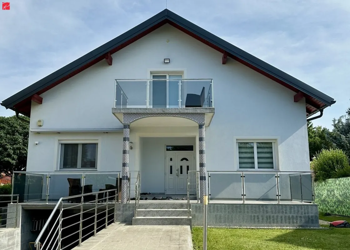 Großes, topausgestattetes Haus mit 8 Zimmer, 2 Terrassen, Garten, Pool- und Wellnessbereich - Bild 1