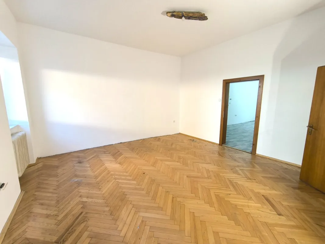Elegante Altbau-Wohnung mit ca. 254 m² Wohnfläche mit Balkon und Terrasse im Zentrum von Völkermarkt - Bild 1