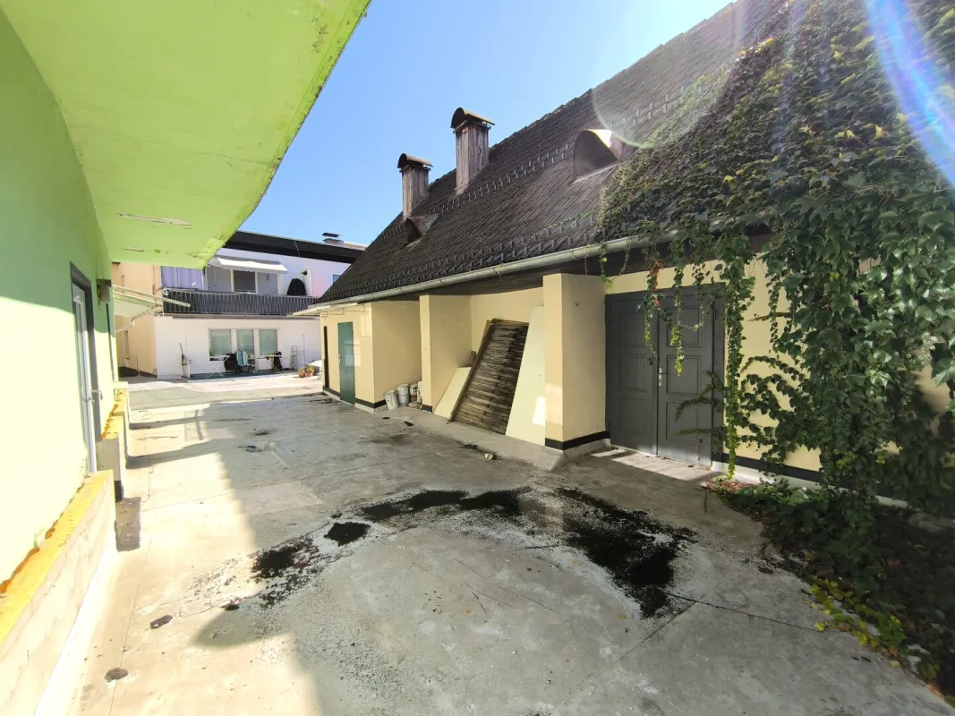 Günstiges Ateliergebäude zu Renovieren mit ausbaufähigem Dachboden und 90 m² Terrasse im Zentrum von Völkermarkt! - Bild 1