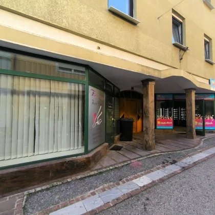 Zentral gelegenes Zinshaus mit 2 Wohnungen, 2 Geschäftslokalen und eigenem Ateliergebäude, teilsaniert. - Bild 2