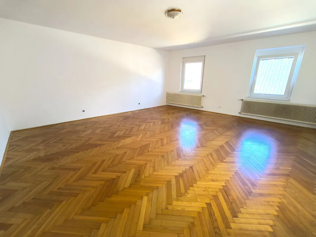 Zentral gelegenes Zinshaus mit 2 Wohnungen, 2 Geschäftslokalen und eigenem Ateliergebäude, teilsaniert. - Bild 1