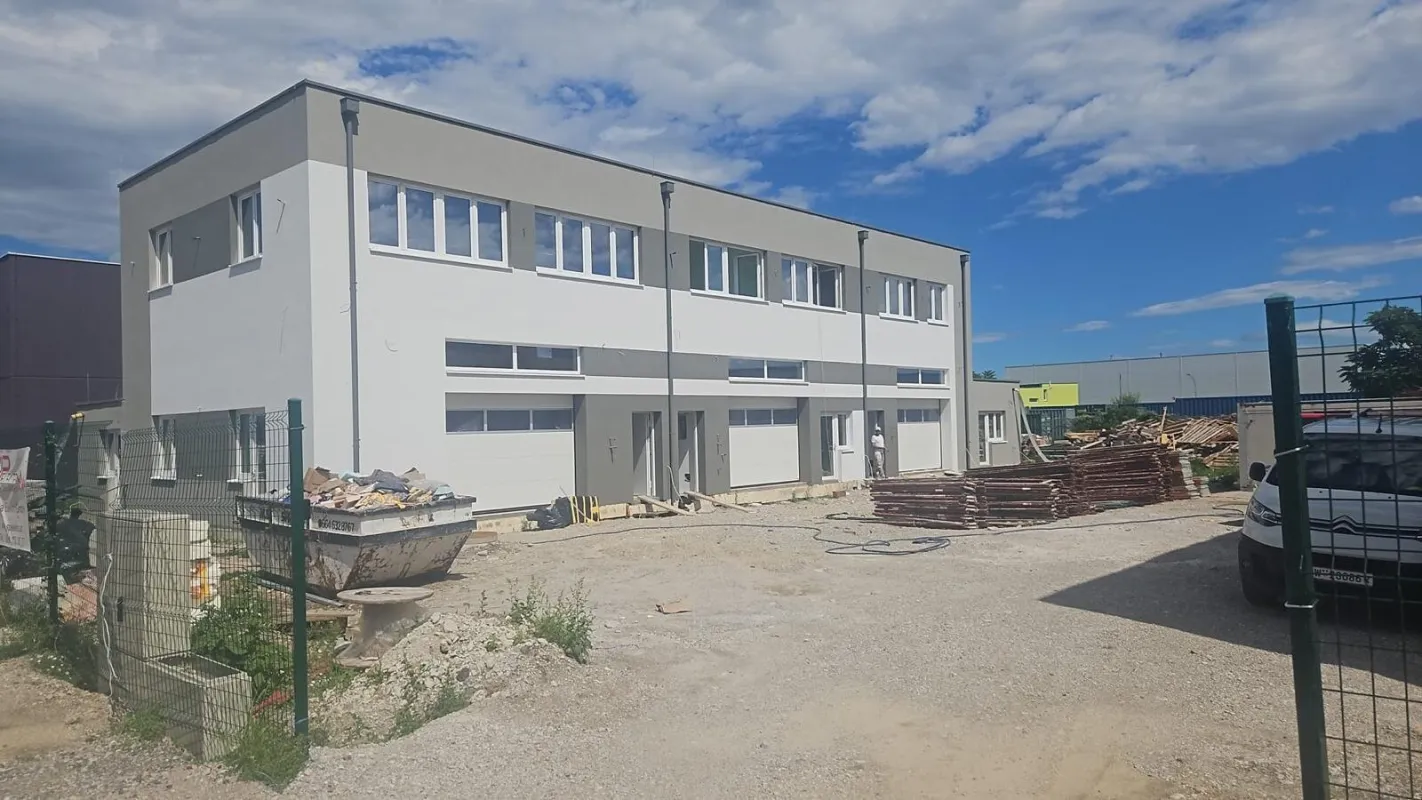 Halle mit Werkstatt/Lager und hellen Büroräumen, ideal für Ihren Gewerbebetrieb! - Bild 1