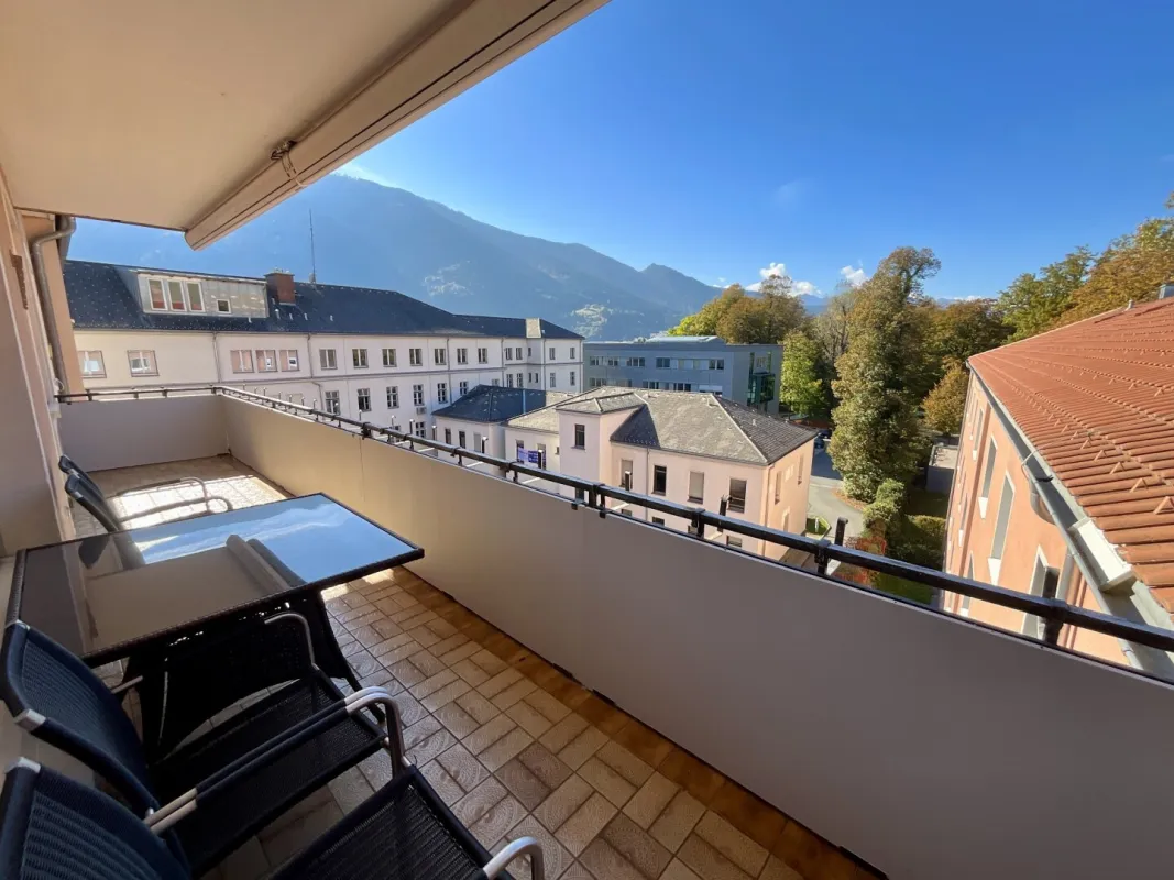ALTBAUFLAIR IN TOP LAGE – MIT BLICK AUF DEN STADTPARK, DIE BERGE UND DAS SCHLOSS PORCIA - Bild 1