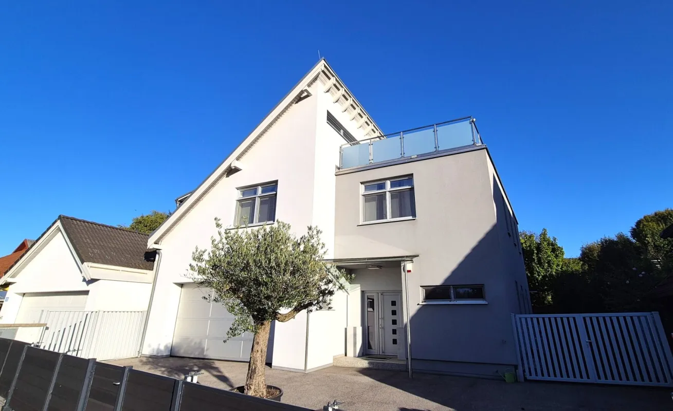 Exklusives Einfamilienhaus – modernes Design und hochwertige Innenausstattung, Pool mit Liegebereich, Weinkeller und Doppelgarage! - Bild 1