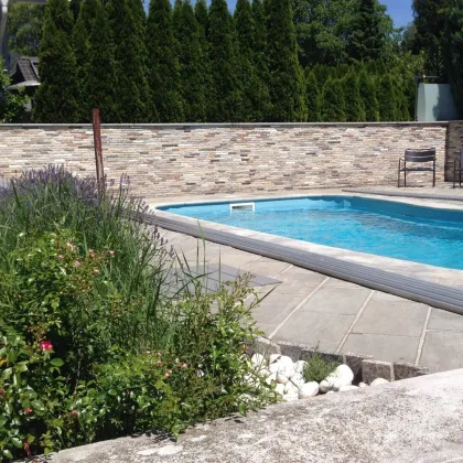 Exklusives Einfamilienhaus – modernes Design und hochwertige Innenausstattung, Pool mit Liegebereich, Weinkeller und Doppelgarage! - Bild 2