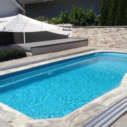 Exklusives Einfamilienhaus – modernes Design und hochwertige Innenausstattung, Pool mit Liegebereich, Weinkeller und Doppelgarage! - Bild 3