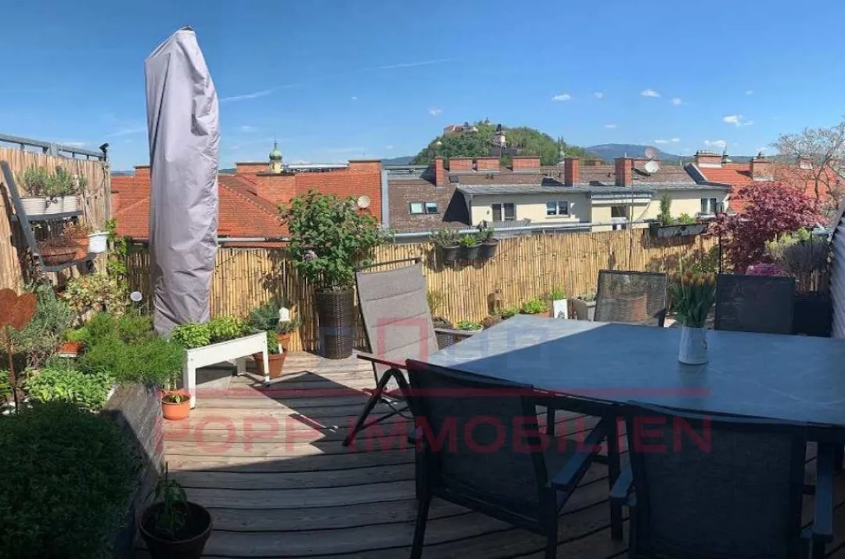 MITTEN IN DER ALTSTADT: gepflegte DG-Maisonette mit großer Dachterrasse - Bild 1