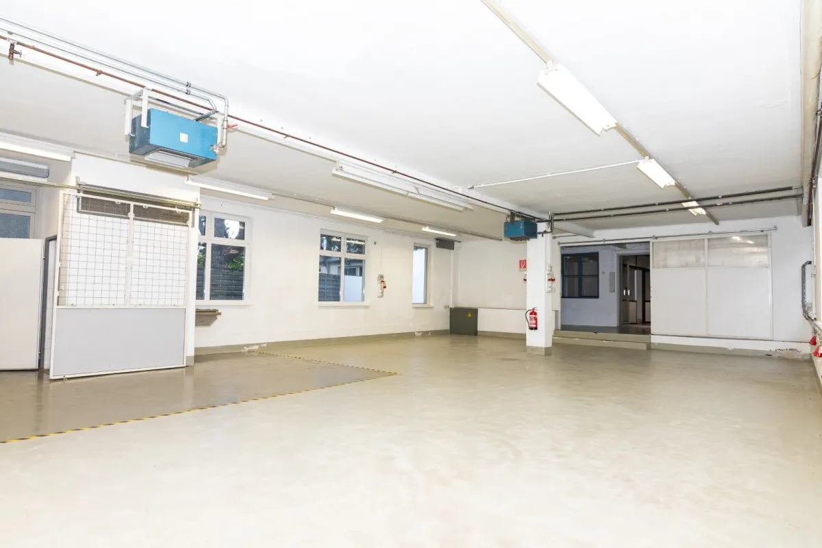 BAD VÖSLAU: große Gewerbe-Halle mit atraktiven Büroräumen,  Toilette, PKW-Abstellplätze, Lager....zB:   als Lager +/- Produktion uvm. geeignet - Bild 1