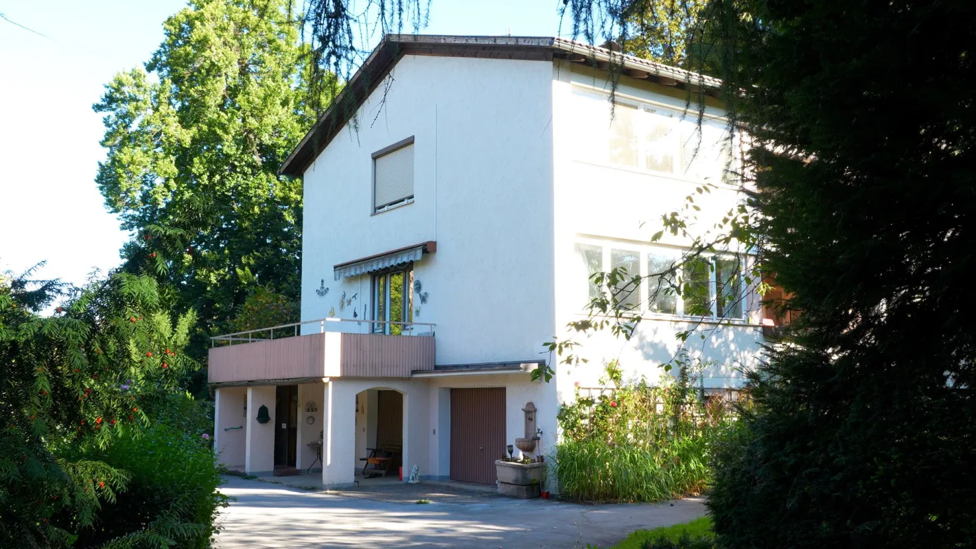 WOHNHAUS MIT GROSSZÜGIGER PARKLANDSCHAFT! - Bild 1