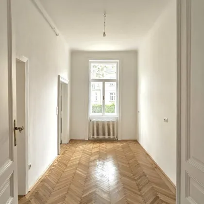 SANIERTE ALTBAUWOHNUNG MIT STUCK, PARKETTBÖDEN UND LOGGIA - Bild 3