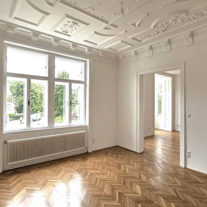 SANIERTE ALTBAUWOHNUNG MIT STUCK, PARKETTBÖDEN UND LOGGIA - Bild 2