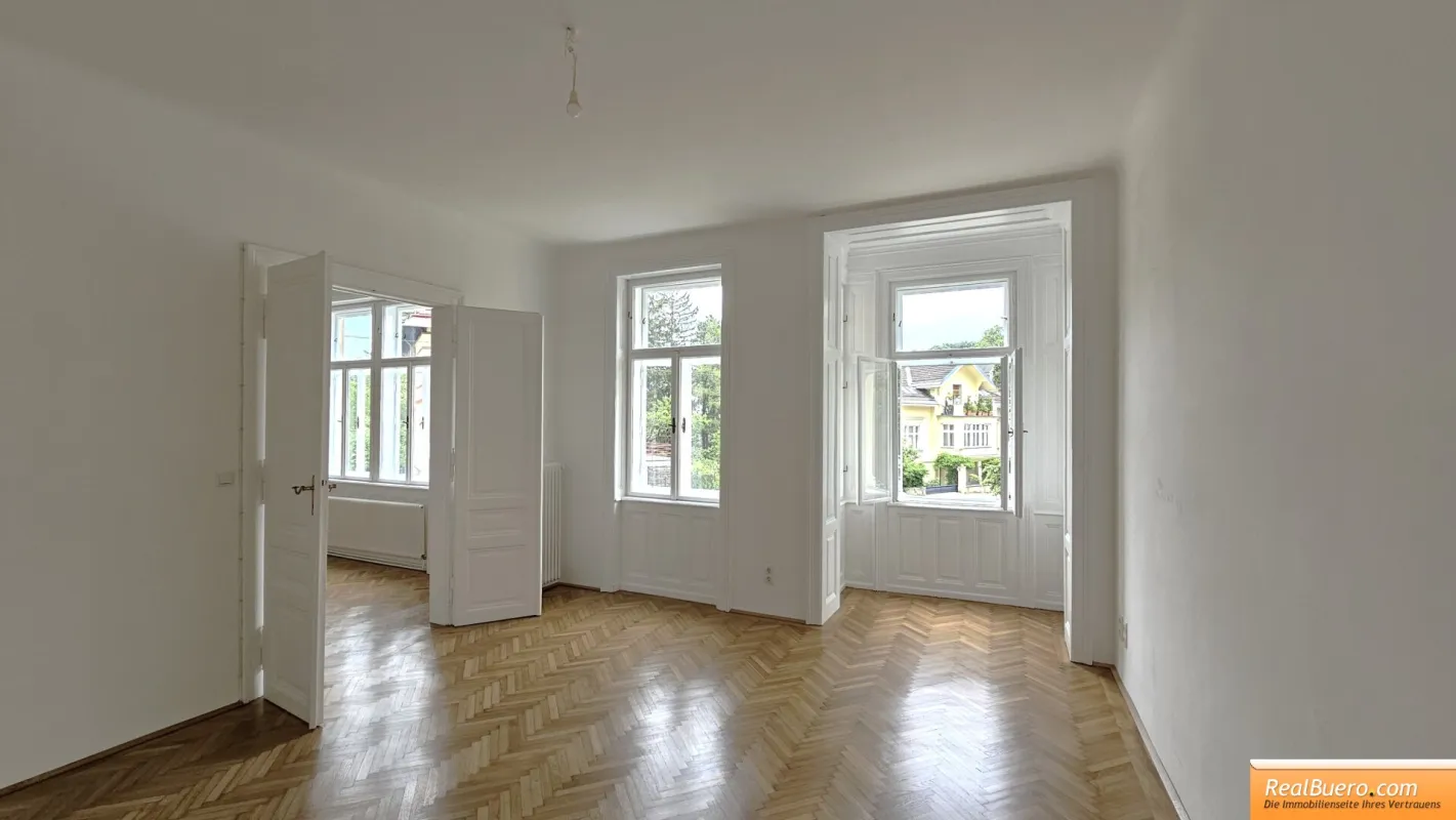 SANIERTE ALTBAUWOHNUNG MIT STUCK, PARKETTBÖDEN UND LOGGIA - Bild 1