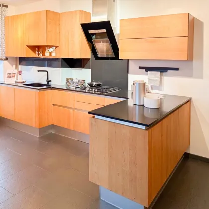 KERNSANIERT - ERSTBEZUG - BEZIEHBAR AB 01.12.2025 - CHARMANTE 2 ZIMMER-WOHNUNG - MODERNES DESIGN - LICHTDURCHFLUTET - GROß-ENZERSDORF - Bild 3