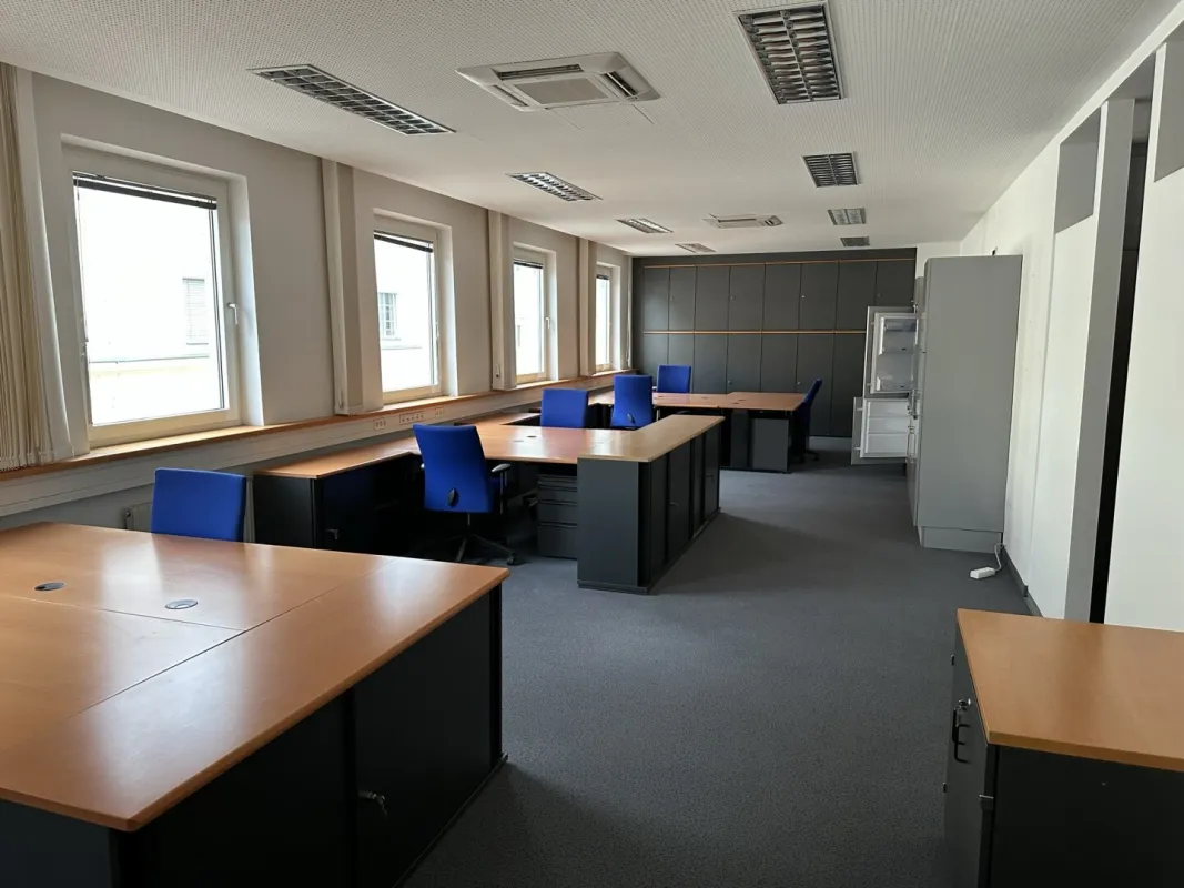 möbliertes und klimatisiertes Büro im Zentrum zu vermieten - Bild 1