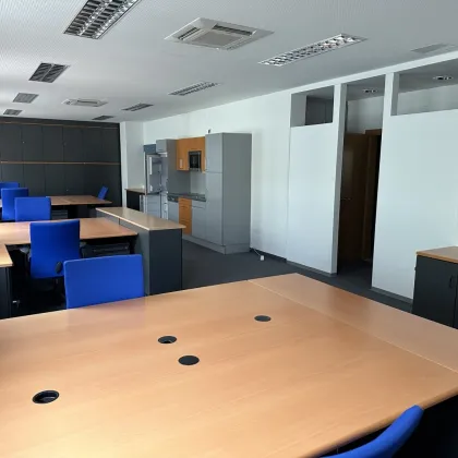 möbliertes und klimatisiertes Büro im Zentrum zu vermieten - Bild 3