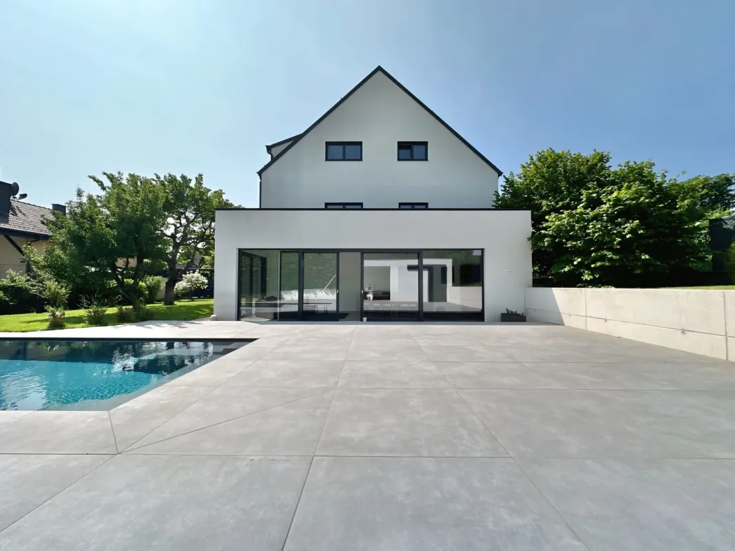 Schicke moderne Villa in Brunner Bestlage mit Skylineblick auf Wien I Salzwasserpool I Designerküche I Lift  uvm. - Bild 1