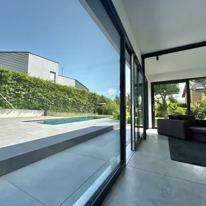 Schicke moderne Villa in Brunner Bestlage mit Skylineblick auf Wien I Salzwasserpool I Designerküche I Lift  uvm. - Bild 2