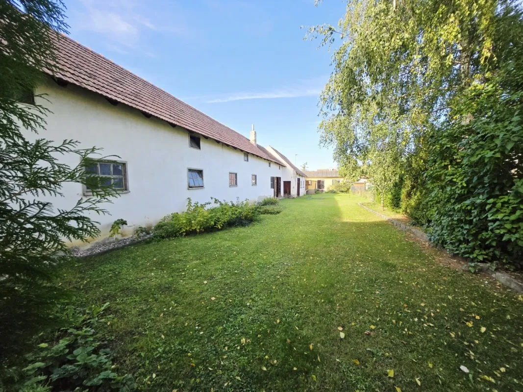 Großzügige und ruhig gelegene Liegenschaft mit Wohnhaus, umfangreichen Nebengebäuden und großem, massivem Schuppen in Unterretzbach - Bild 1