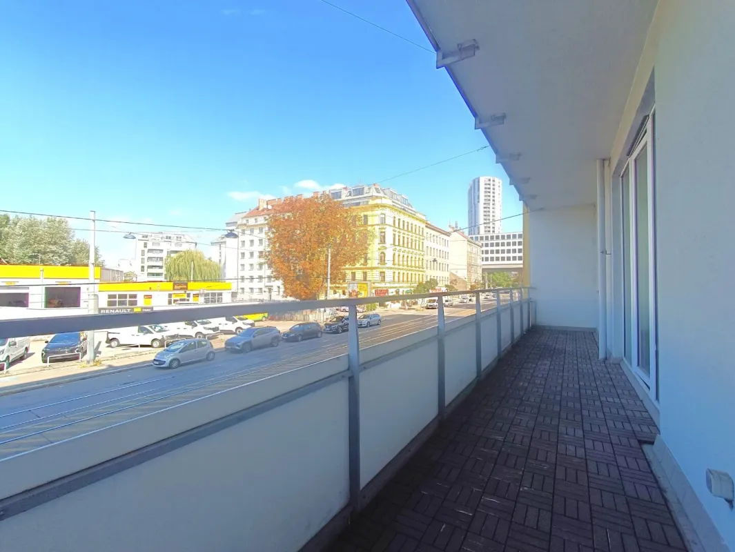 Sanierungsbedürftige 2-Zimmer Wohnung mit Loggia und idealer Verkehrsanbindung - Nähe U6 Dresdner Straße! - Bild 1