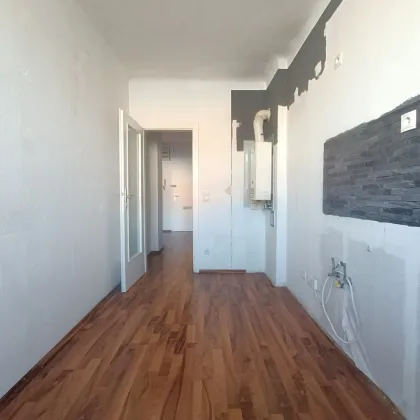 Sanierungsbedürftige 2-Zimmer Wohnung mit Loggia und idealer Verkehrsanbindung - Nähe U6 Dresdner Straße! - Bild 3