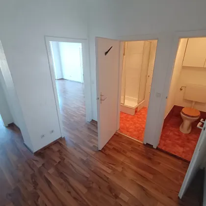 Sanierungsbedürftige 2-Zimmer Wohnung mit Loggia und idealer Verkehrsanbindung - Nähe U6 Dresdner Straße! - Bild 2