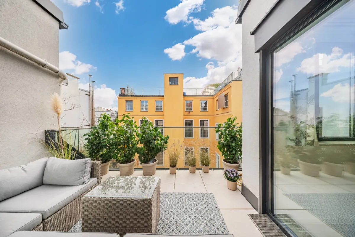 Exklusive Dachwohnung mit Terrasse, Garage & perfektem Grundriss in begehrter Lage beim Loquaiplatz - Bild 1