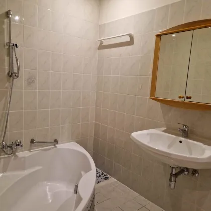 2-Zimmer Wohnung mit südseitiger Loggia und Blick ins Grüne und Garage - Bild 3