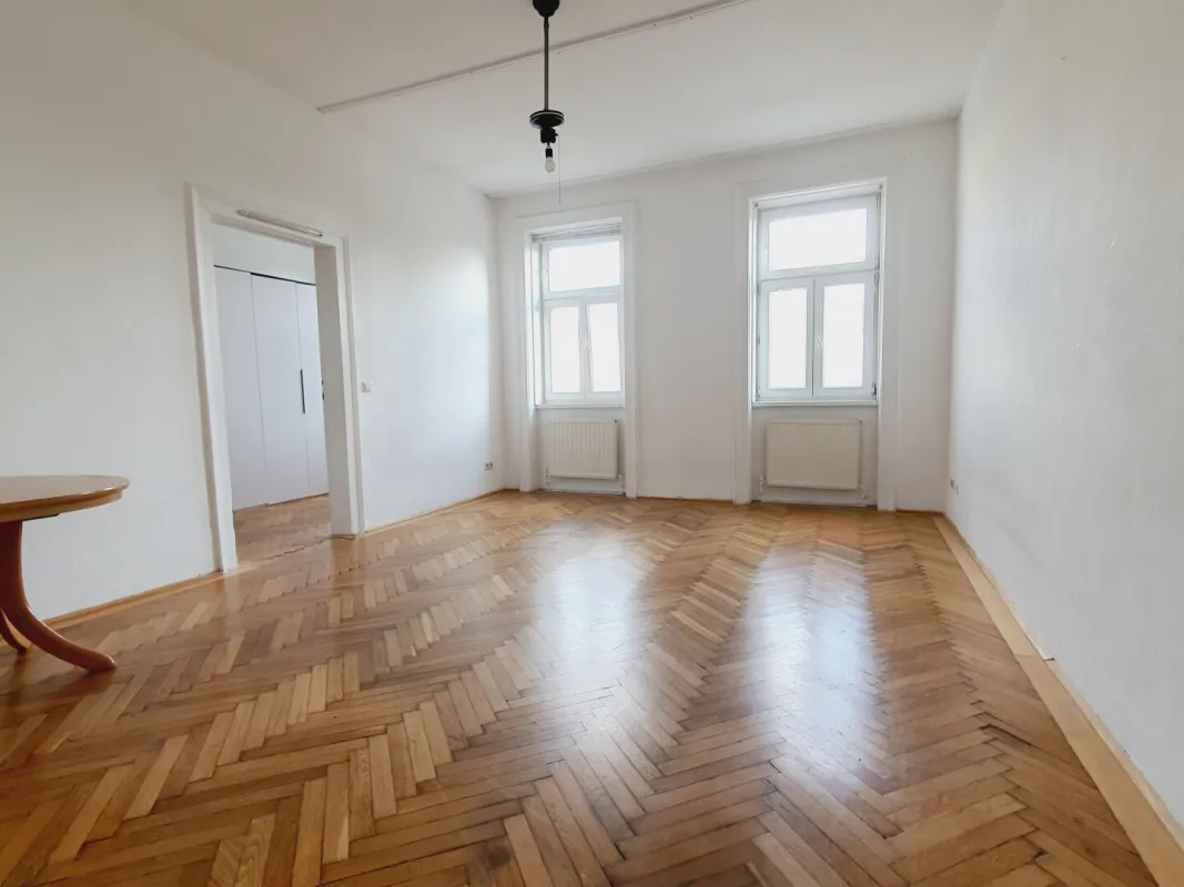 Sonnige Kleinwohnung mit schönem Fernblick im 4. Liftstock - Bild 1