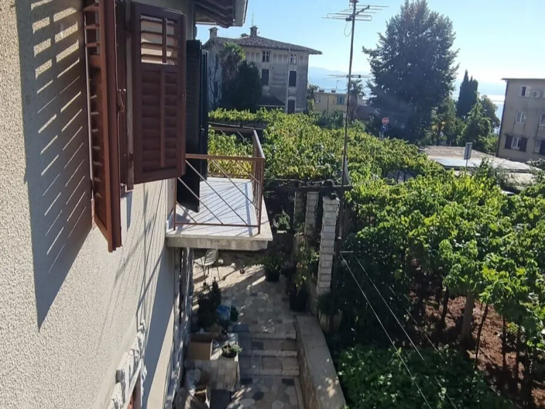 Etagenwohnung mit Garten ober der Altstadt in Lovran! Das Meer ruft! - Bild 1