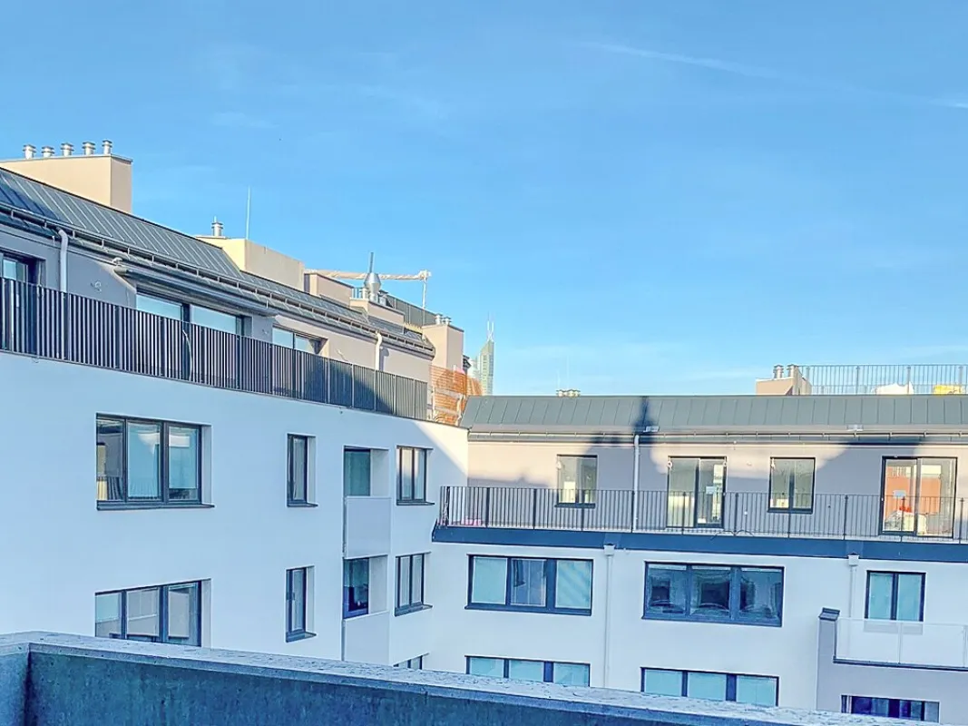 Urbanes Leben in heller Neubauwohnung mit Loggia - Bild 1