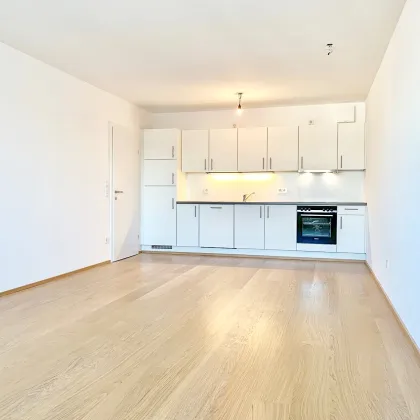 Urbanes Leben in heller Neubauwohnung mit Loggia - Bild 3