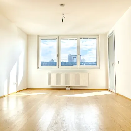 Urbanes Leben in heller Neubauwohnung mit Loggia - Bild 2