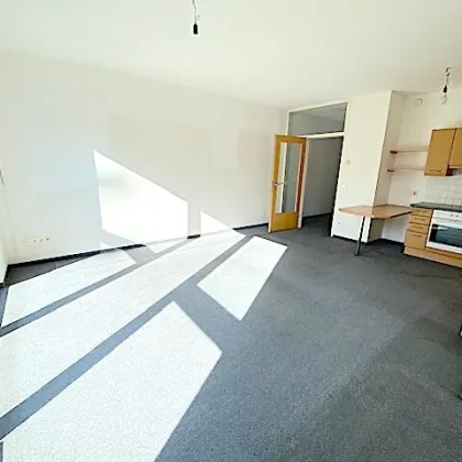 LETZTER PREIS! PROVISIONSFREI VOM EIGENTÜMER! RUHIGE 2-ZIMMER WOHNUNG MIT KÜCHE IN DER SAILERÄCKERGASSE! - Bild 2