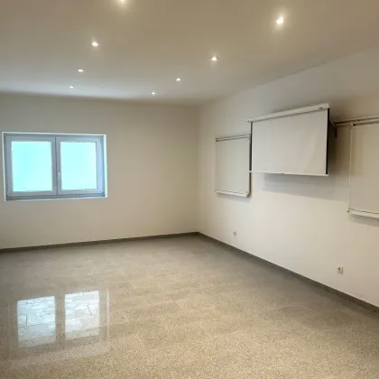 Seminarraum oder doch Kleinwohnung?  Modernes Badezimmer und ein Abstellraum - in Reiteregg Gemeinde Sankt Bartholomä - Bild 3