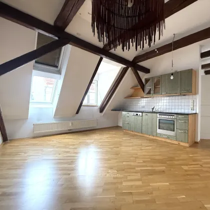 Charmante 2-Zimmer-Dachgeschosswohnung in Toplage - mit Lift und Innenhofblick - Bild 2