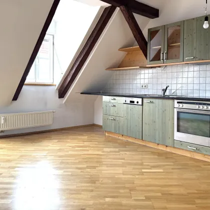 Charmante 2-Zimmer-Dachgeschosswohnung in Toplage - mit Lift und Innenhofblick - Bild 3