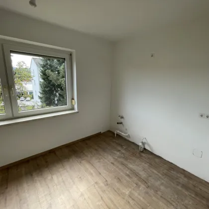 Ruhig gelegen, Single- oder Pärchenwohnung, neu saniert, zentrumsnah, mit Loggia! - Bild 3