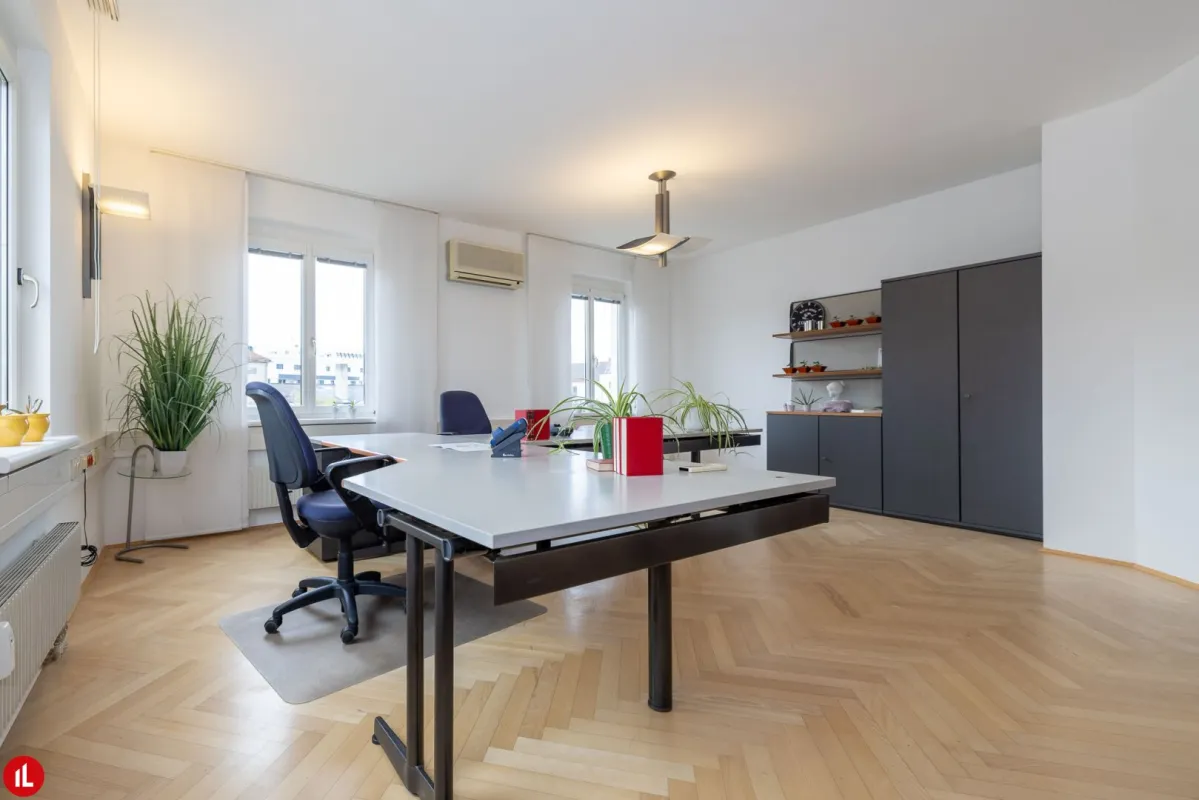 Moderne Bürofläche mit Stadtblick im Zentrum von Schwechat - Bild 1