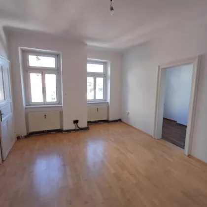 ZENTRALE LAGE IM HERZEN DER STADT - SANIERTE BÜRO- UND GESCHÄFTSRÄUME MIT SCHLOSSBERGBLICK - RUHELAGE! - Bild 2