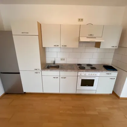 2-Zimmerwohnung mit Einbauküche und kleinem Balkon. - Bild 3