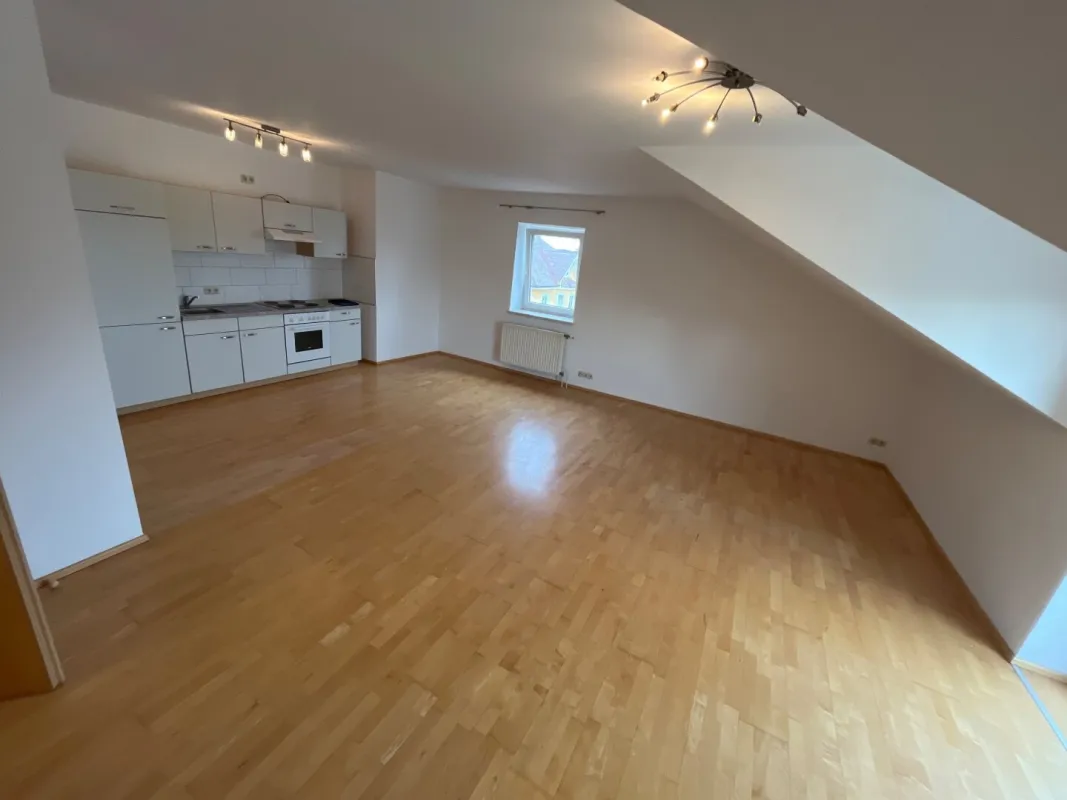 2-Zimmerwohnung mit Einbauküche und kleinem Balkon. - Bild 1