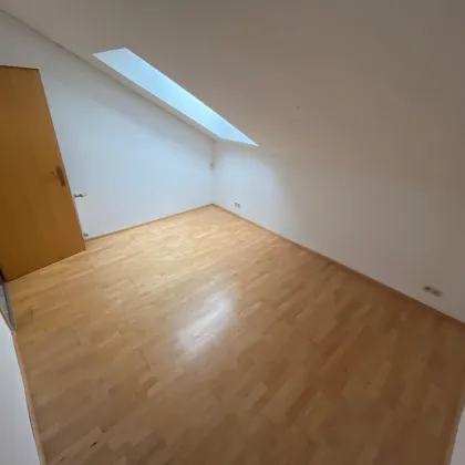 2-Zimmerwohnung mit Einbauküche und kleinem Balkon. - Bild 2