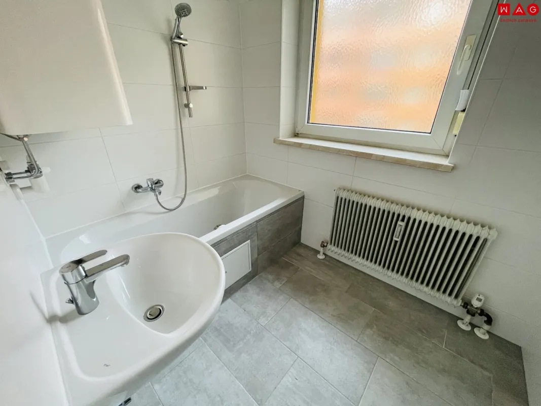 Sofortbezug! Wohlfühlwohnung, sanierte Wohnung, große Loggia! - Bild 1