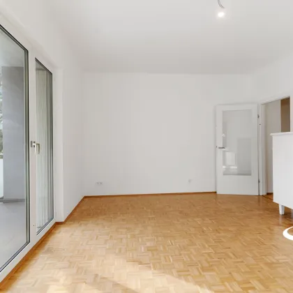 Neurenovierte 6-Zimmer-Wohnung mit  Terrasse in den Garten, Balkonen und Grünblick! - Bild 2