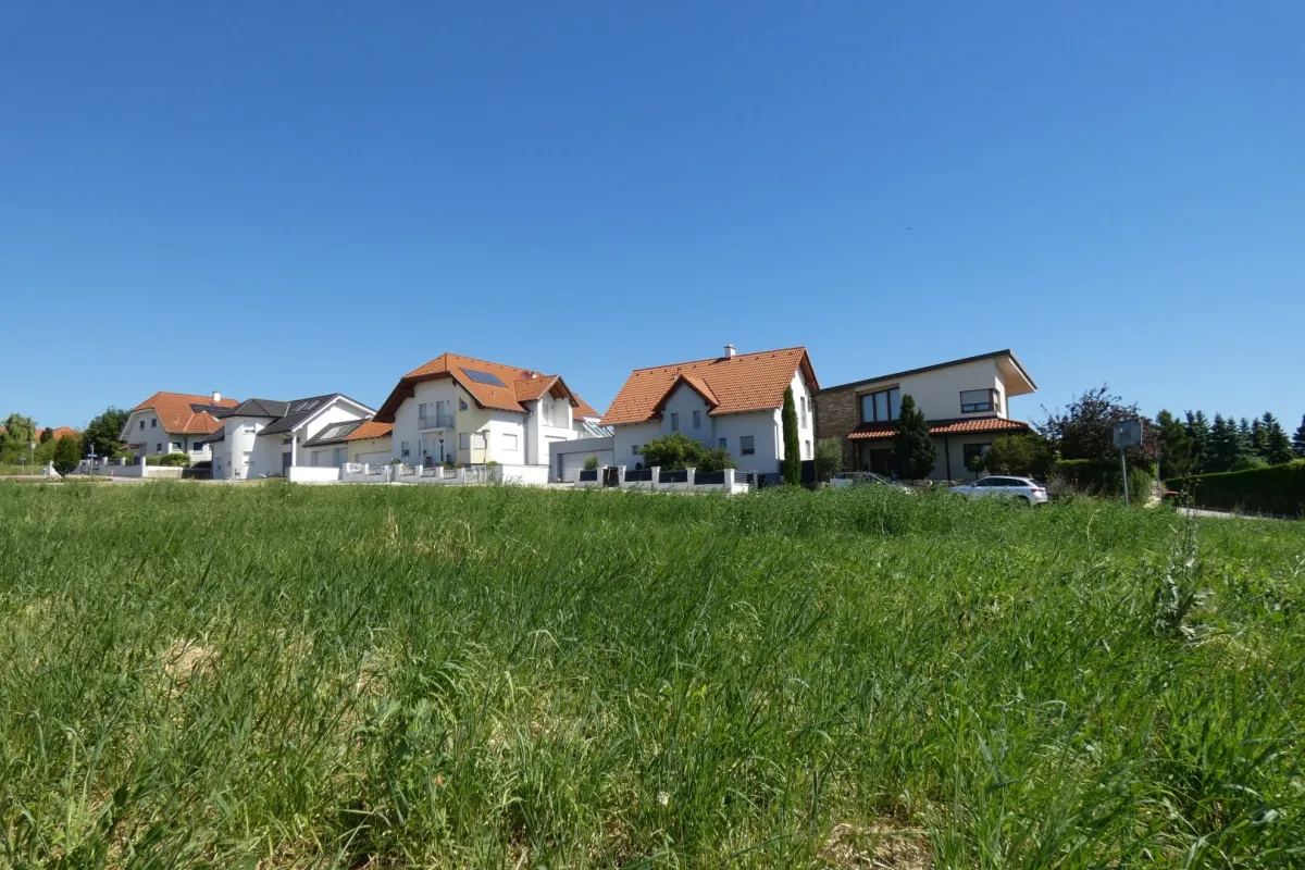 NATURNAHER BAUGRUND IN NEUER SIEDLUNG - Bild 1