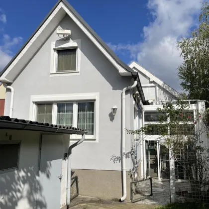 SEHR GEPFLEGTES EINFAMILIEN-HAUS MIT SCHÖNEM GARTEN -- LOGGIA/GARAGE -- RUHELAGE! - Bild 2
