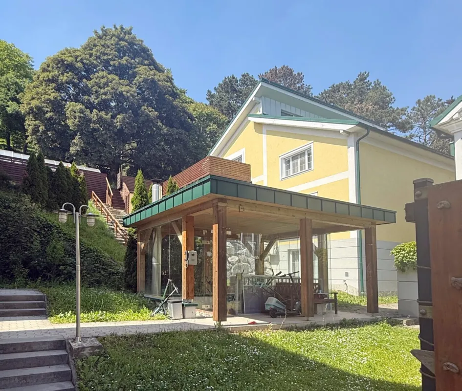Möbliertes Einfamilienhaus mit 4 Schlafzimmern, Lift & 2 Parkplätzen - Bild 1