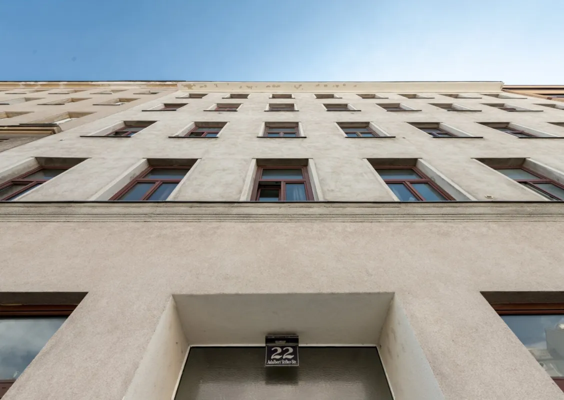 ENORMES WERTSTEIGERUNGSPOTENTIAL! Unbefristete 3-Zi.-Altbauwohnung! 3 % Rendite! - Bild 1